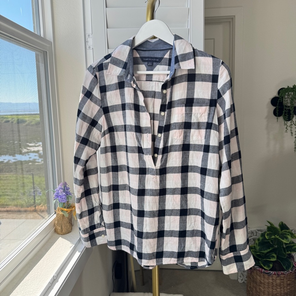 Tommy Hilfiger. Size M. Monochrome Plaid Shirt